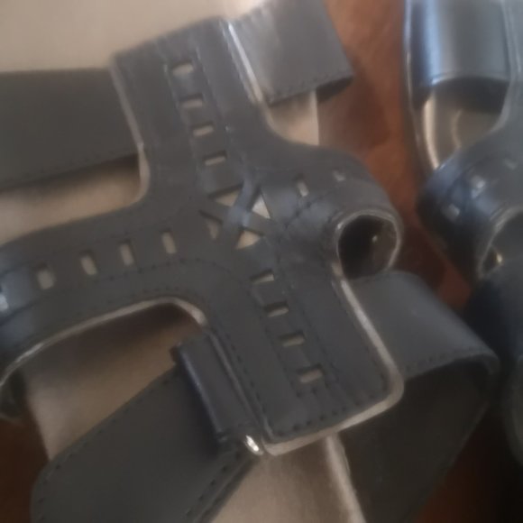3/$20 Clarks bendables black sandals 7M - Picture 7 of 10